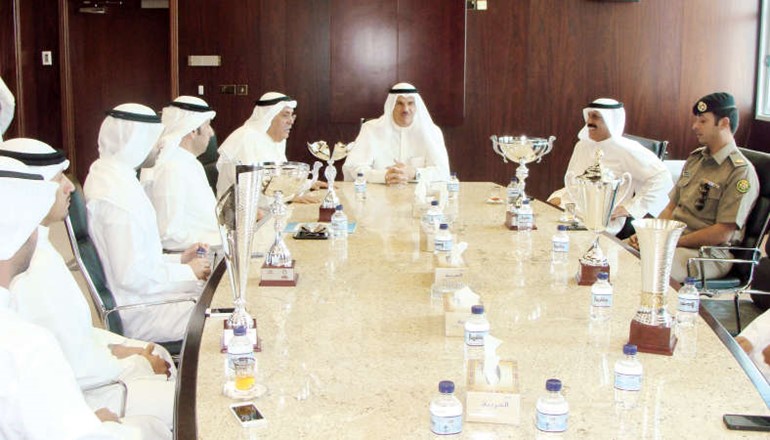 الشيخ سلمان الحمود خلال لقائه اللواء الفهد وابطال المنتخب 