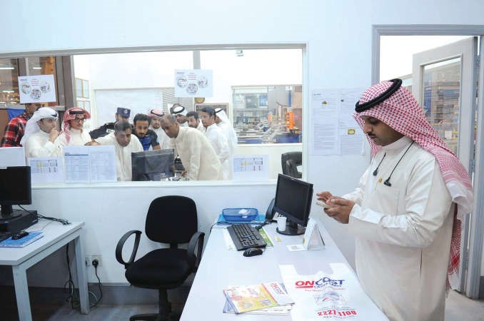 رجال المباحث يعاينون السوق والكاميرات التي كان يرجح بانها وثقت الواقعة
