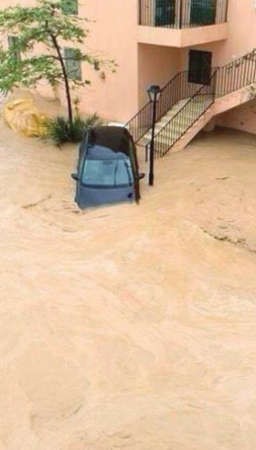 سيارة غارقه جراء السيول﻿