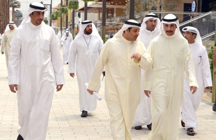 رئيس مجلس الامة مرزوق الغانم ويعقوب الصانع خلال تجولهما في مجمع الافنيوز صباح امس لمتابعة استبيان سلم الرواتب 