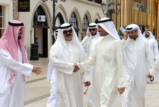 الرئيس مرزوق الغانم مصافحا احد المواطنين