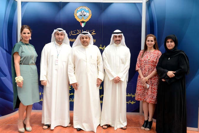 الرئيس مرزوق الغانم ويعقوب الصانع يتوسطان بعض موظفي مجلس الامة