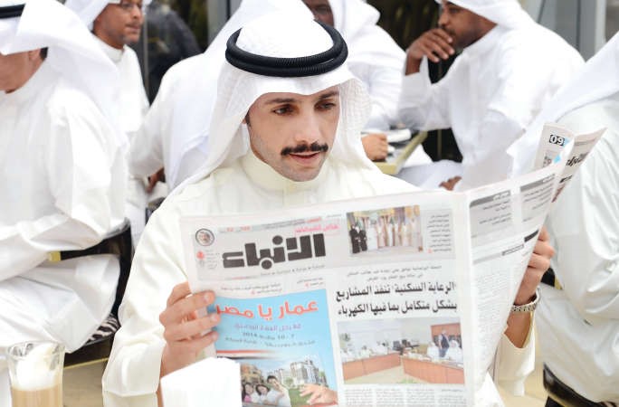 رئيس مجلس الامة مرزوق الغانم يطالع الانباء خلال تدشينه فعاليات استبيان سلم الرواتب في مجمع الافنيوز امس