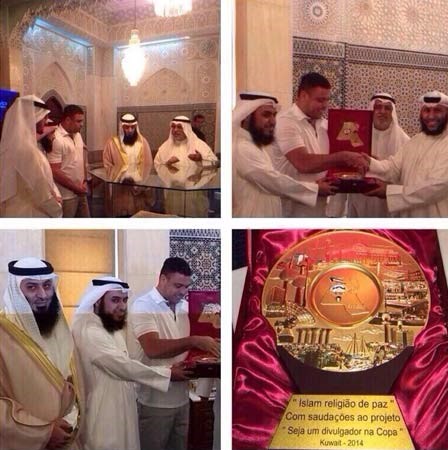 زار النجم رونالدو المسجد الكبير والتقط عددا من الصور مع المسؤولين في المسجد ووزارة الاوقاف