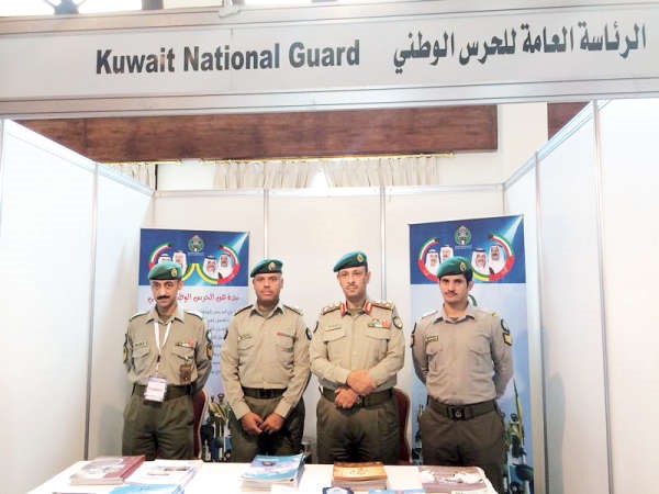 العميد محمد الفرحان والرائد مشعل سعدالله في جناح الحرس الوطني بالملتقى ﻿