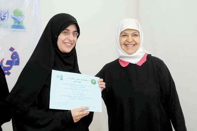وتسلم احدى المكرمات شهادتها	اسامة ابوعطية﻿