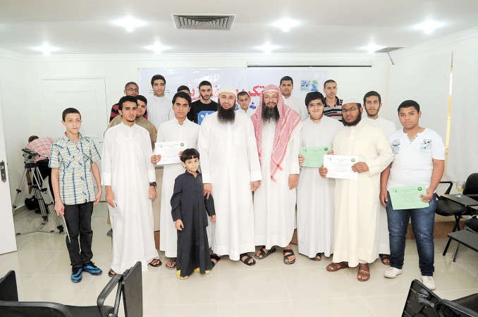 صورة تذكارية لعدد من حفظة كتاب الله ﻿