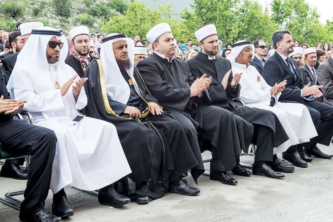 رئيس المشيخة وعبدالعزيز العنزي وفهد الشامري وخالد القصار يتقدمون الحضور ﻿