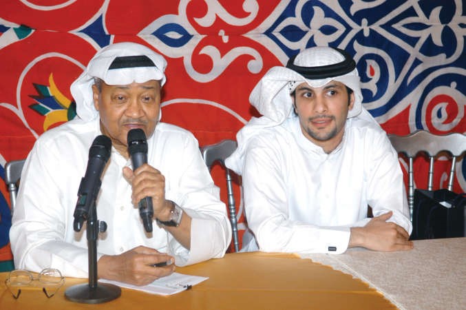 الزميل محبوب العبدالله وبجانبه الرئيس الجديد للفرقة ميثم بدر﻿