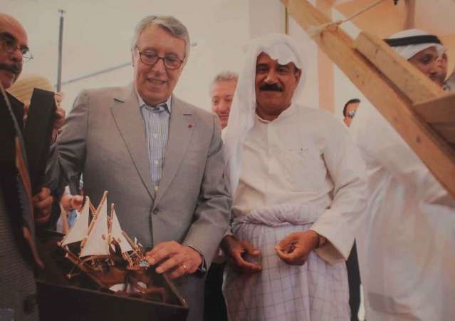 حسين البزاز مع وزير خارجية المغرب في مهرجان اصيلة ﻿