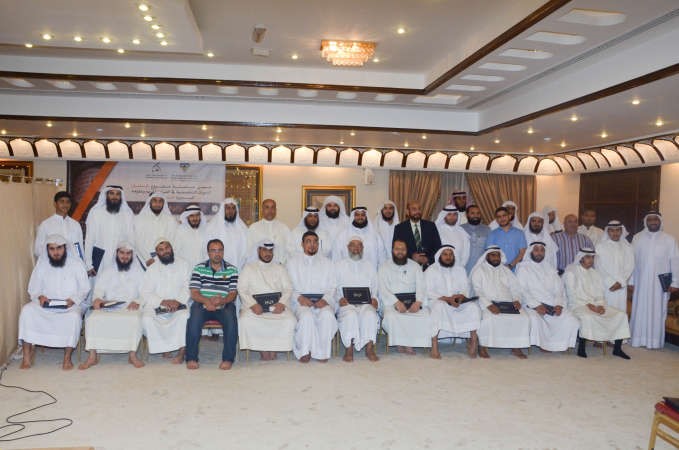 مرزوق الهيت مع خريجي الدورة وعدد من المشاركين