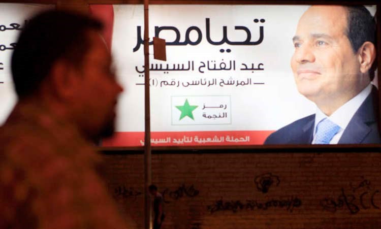 مصري يمر امام لوحة تدعم ترشح المشير عبد الفتاح السيسي للرئاسة في القاهرةرويترز