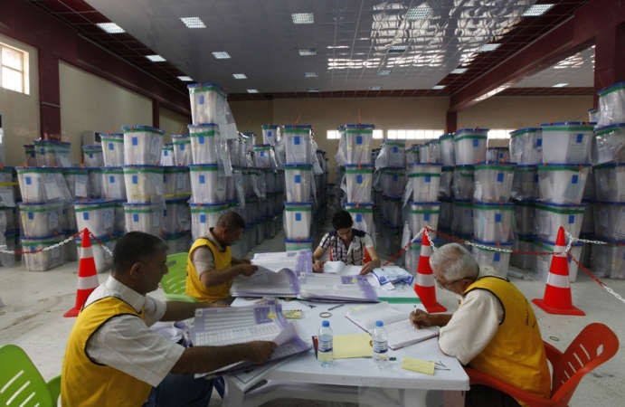  موظفو مفوضية الانتخابات العراقية خلال فرز النتائج التي انتهت ببغداد امس	رويترز ﻿