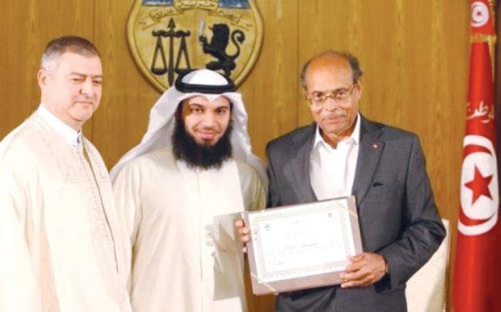 الرئيس التونسي المؤقت منصف المرزوقي يسلم القارئ عمر الشعلان جائزته