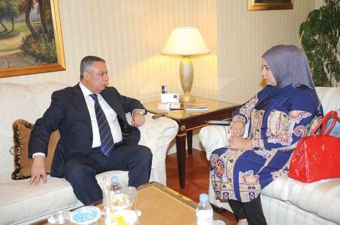 دمحمود ابوالنصر متحدثا الى الزميلة الاء خليفة اسامة ابوعطية