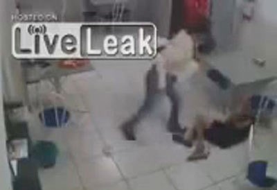 بالفيديو.. علقة ساخنة من فتاة للص حاول سرقتها