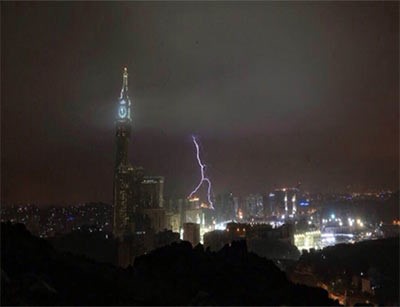 بالصور.. الصواعق تضرب برج الساعة بمكة .. وصورة الكعبة تُبللّها الامطار الأكثر مشاهدة