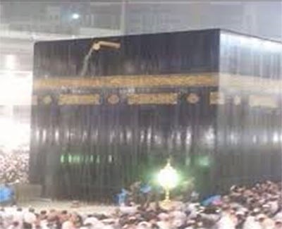 بالصور.. الصواعق تضرب برج الساعة بمكة .. وصورة الكعبة تُبللّها الامطار الأكثر مشاهدة