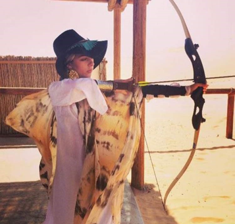 بالصور.. ميريام فارس تصطاد الغزلان في رحلتها الصحراوية بأبو ظبي