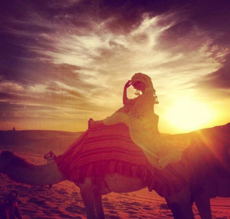 بالصور.. ميريام فارس تصطاد الغزلان في رحلتها الصحراوية بأبو ظبي
