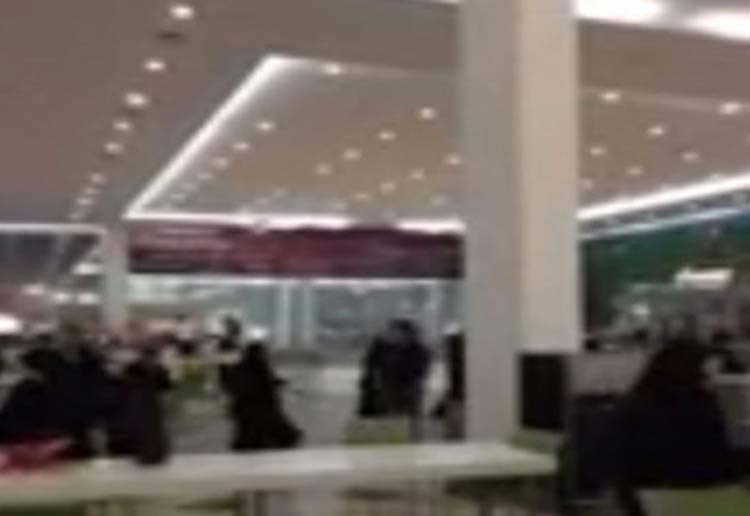 بالفيديو.. انهيار في سقف مول شهير بمكة يثير ذُعر المتسوقين
