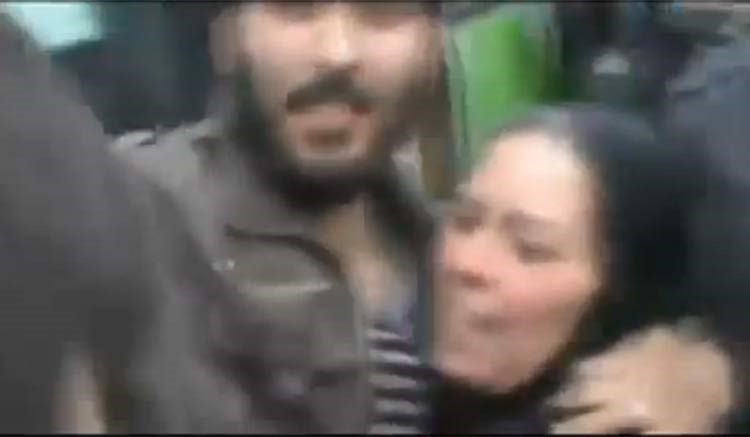 بالفيديو.. لحظة مؤثرة لأم تلتقي ابنها المحاصر في حمص منذ عامين