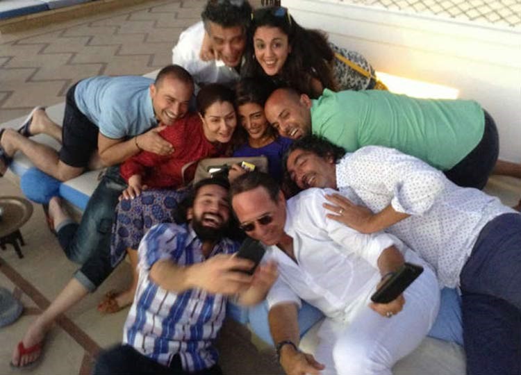 بالصور.. السيدة الأولى بـ «الشبشب» والرئيس بـ «نظارة» على البحر