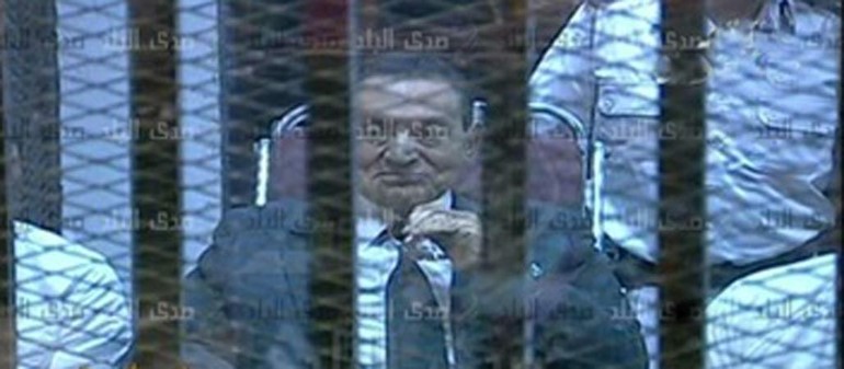 بالفيديو.. "مبارك" يواجه تهمة قتل المتظاهرين بـ "الضحك" وتحية "مؤيديه" 