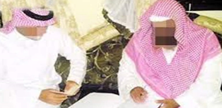 مأذون سعودي يرفض إتمام عقد زواج امرأة !! 