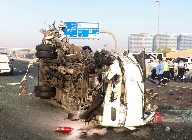 وفاة 15 شخصا وإصابة 16 بحادث مروع في دبي