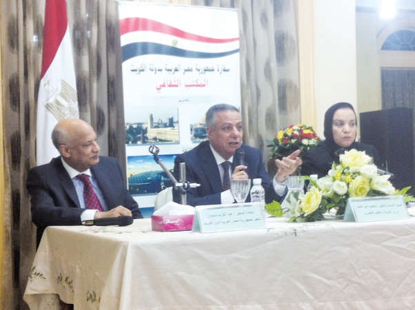 وزير التعليم المصري دمحمود ابوالنصر والسفير عبدالكريم سليمان ودمنى بسطاوي خلال اللقاء 