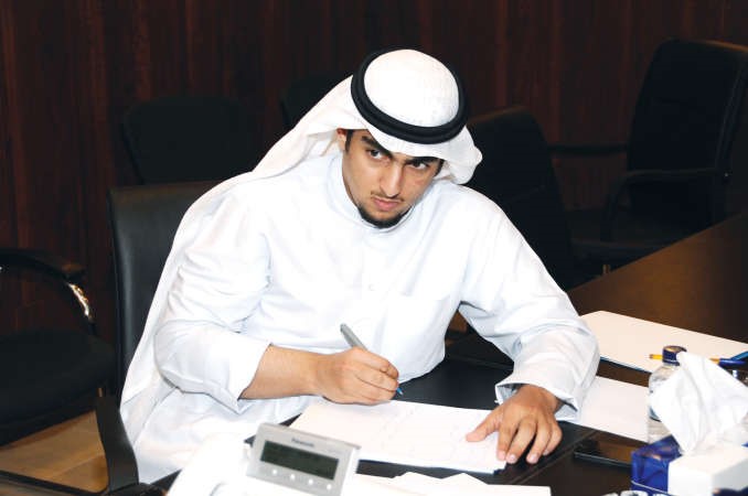 الزميل سلطان العبدان يدون ردود النائب دعبدالله الطريجي