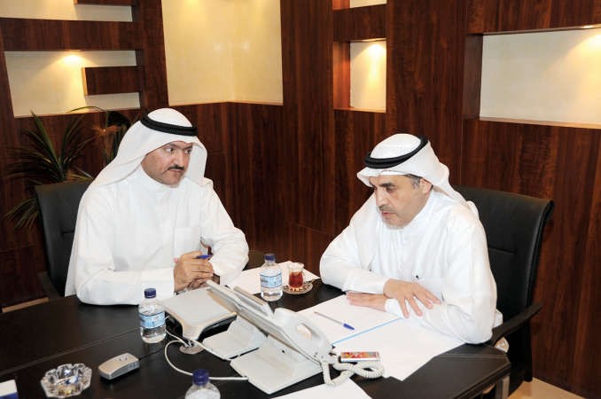 النائب دعبدالله الطريجي مع سكرتير تحرير الشؤون البرلمانية الزميل حسين الرمضان 