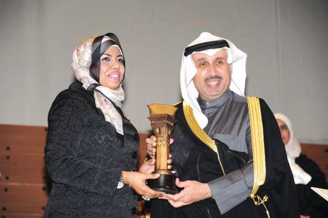 الشيخ حمد جابر العلى يسلم الرندي جائزة الدولة التشجيعية عام 2011﻿