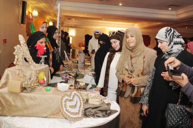 منى الرميثان وتهاني العتيبي خلال جولتهما على المعرض الفني قاسم باشا