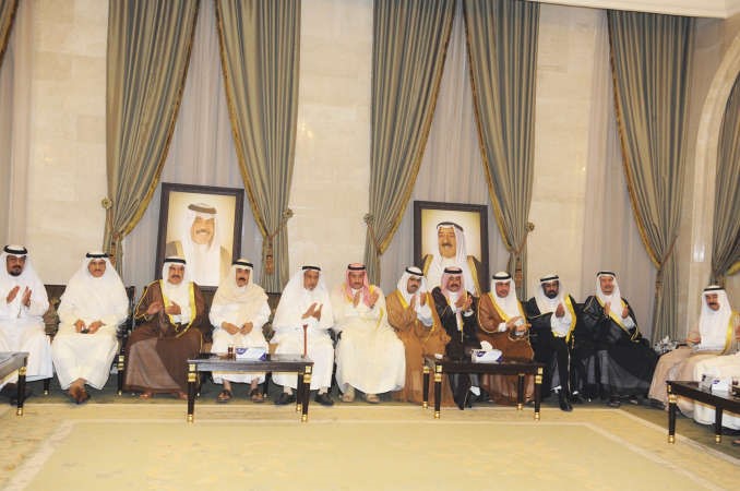 الشيخ فيصل المالك متوسطا عددا من الحضور