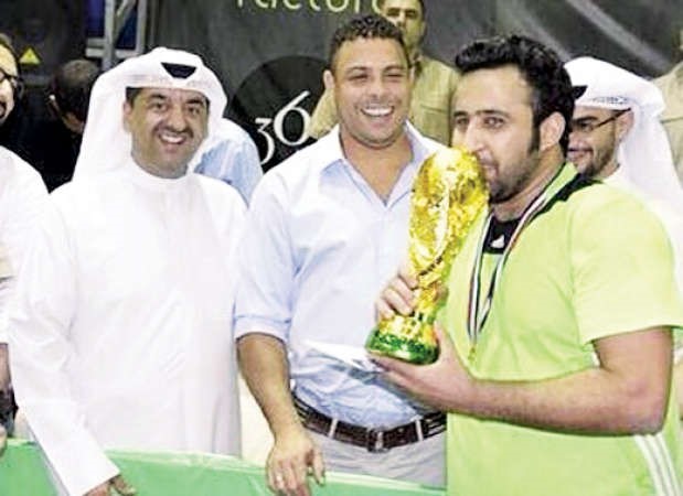 محمد سهيل يتسلم كاس البطولة من الظاهرة بحضور وليد الخشتي﻿
