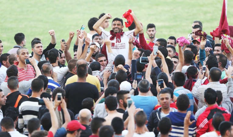 جمهور النجمة يحتفل مع لاعبيه على ارضية الملعب
