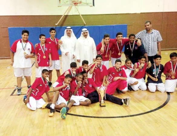 المدرب ياسر لطفي مع اللاعبين عقب التتويج﻿