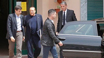 رئيس وزراء إيطاليا يبدأ عقوبته برعاية المسنين 