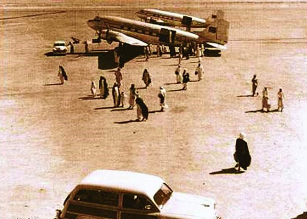بالصور.. تفاصيل ظهور أول طائرة في السعودية مهداة من الرئيس الأميركي للملك عبدالعزيز.. وركاب المرة الاولى "بطونا موجعتنا"
