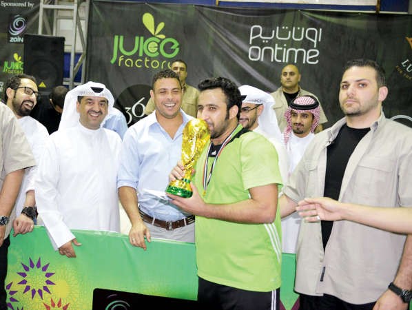 الظاهرة البرازيلية رونالدو مع وليد الخشتي والجماهير التي حضرت الفعاليات﻿