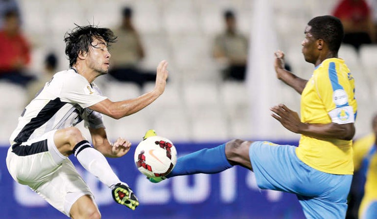 لاعب السد رودريغو تاباتا يصارع مدافع الغرافة بلال محمد رويترز