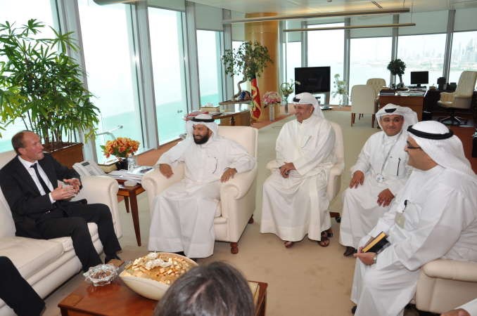 د علي العمير وناصر المضف وجمال اللوغاني خلال لقائهم مع وفد شل﻿