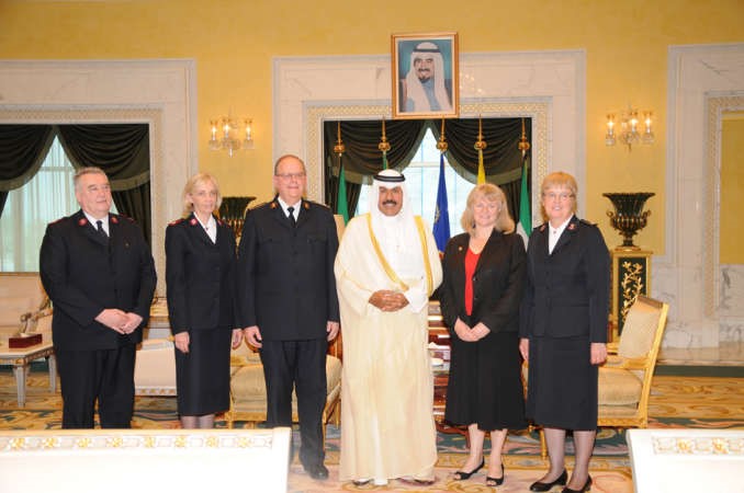 سمو ولي العهد الشيخ نواف الاحمد مستقبلا اللواء اندري كوكس قائد جيش الخلاص في المملكة المتحدة والوفد المرافق له 
