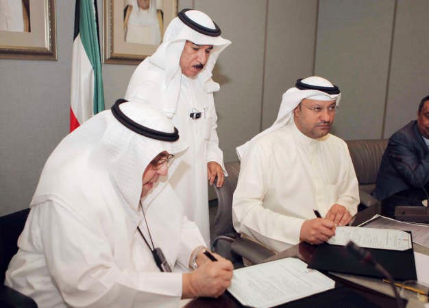 دعلي العبيدي خلال توقيع العقد﻿