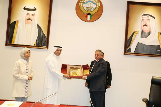 الوزير المليفي يقدم درعا تذكارية لنظيره المصري بحضور الوتيد