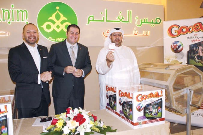 عبد العزيز اشكناني لحظة الاعلان عن الفائز مع ادمون بركات وعلي الطفيلي 