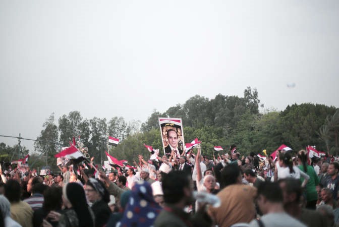 انصار المرشح الرئاسي المصري عبدالفتاح السيسي يرفعون صوره خلال تجمع انتخابي في القاهرة اول من امس افپ