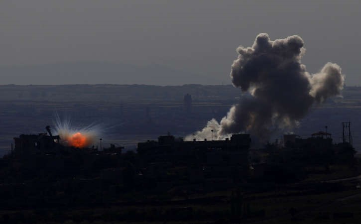 صورة من الجانب الاسرائيلي للجولان المحتل ويبدو انفجار خلال الاشتباكات بين قوات المعارضة السورية والنظام في القحطانيةافپ